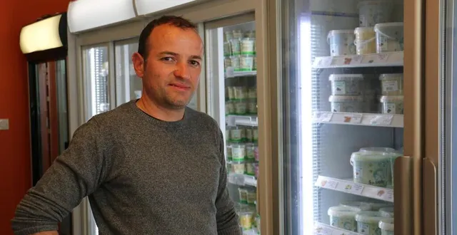 photo  en transformant lui-même le lait issu de sa traite, jean-luc pluet a pu se rapprocher du consommateur, ce qui n’est pas pour lui déplaire.  &copy;  ouest-france 