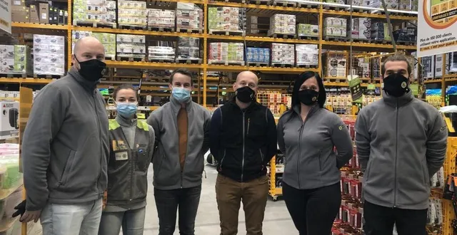 photo  le directeur du magasin nicolas labigne (3e en partant de la gauche), entouré d’une partie de l’équipe d’électro dépôt : sébastien, mégane, maxime, mélanie et jocelyn.  &copy;  le maine libre 