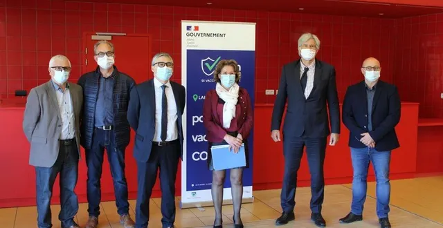 photo  christian barbeau, vice-président du sivom de laigné-saint-gervais, dominique fouqueray, vice-président du sivom de laigné-saint-gervais, jean-bernard iché, directeur de cabinet du préfet, nathalie dupont, présidente de l’orée de bercé-belinois, le président stéphane le foll et théau dumond, co-directeur au pôle métropolitain le mans sarthe.  &copy;  ouest-france 