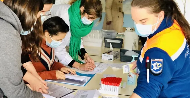 photo  avant de recevoir les prélèvements réalisés sur les élèves de l’école des grandes-maulévries, à angers, les personnels du laboratoire laborizon, accompagnés par la protection civile et des médiatrices, ont préparé tous les dossiers.  &copy;  ouest-france 