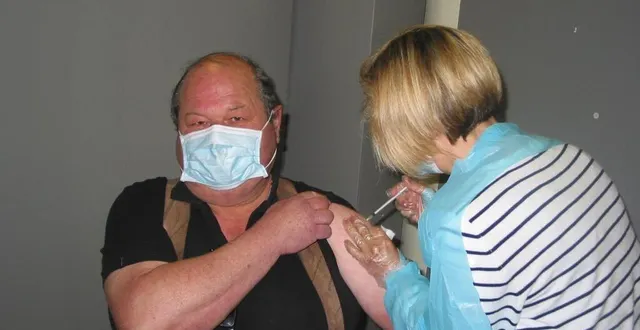 photo  gérard bois, président du moto-club la gacéenne, est venu se faire vacciner.  &copy;  ouest-france 