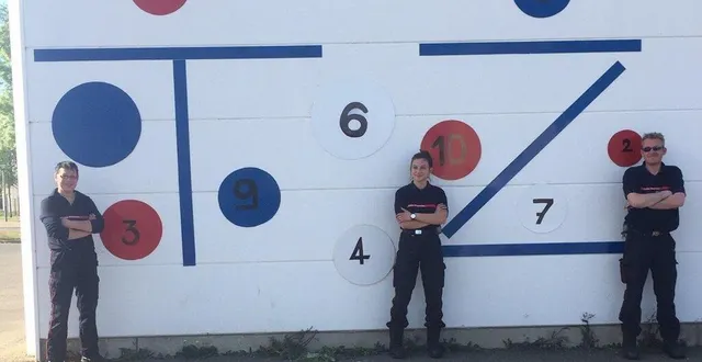 photo  les sapeurs-pompiers devant le mur.  &copy;  le maine libre 