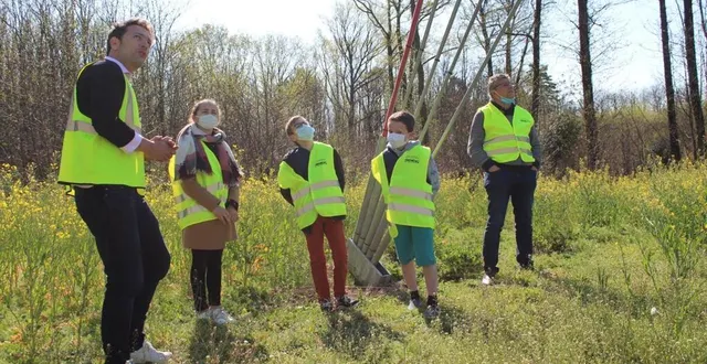 photo  les jeunes élus ont bénéficié d’une visite du site où est implanté le mât de capture des données du projet éolien en pays fléchois.  &copy;  ouest-france 