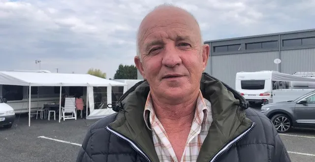 photo  johnny dauber, le responsable de la communauté qui est installée en ce moment près des terrains de football de la daguenière.  &copy;  ouest-france. 