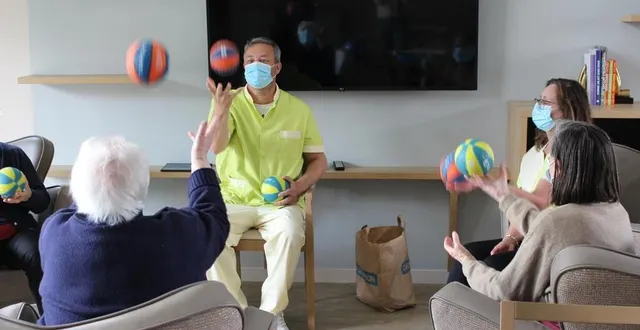 photo  le mans, mercredi 21 avril 2021. le lancer de ballons de l’atelier de l’activité gym adaptée est l’occasion de travailler les réflexes mais aussi la mémoire et les sens.  &copy;  le maine libre 