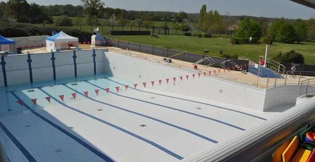 photo  le bassin extérieur vidé de ses 875 m³ d’eau.  &copy;  le maine libre 