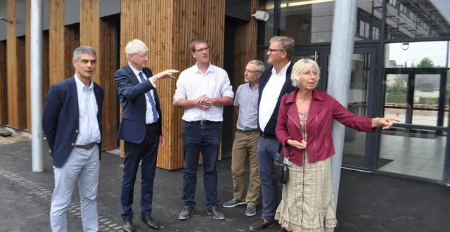 photo  daniel chevalier et martine crnkovic, au premier plan, lors de la visite du collège simone-veil, en présence de dominique le mèner, président du conseil départemental.  &copy;  archives le maine libre 
