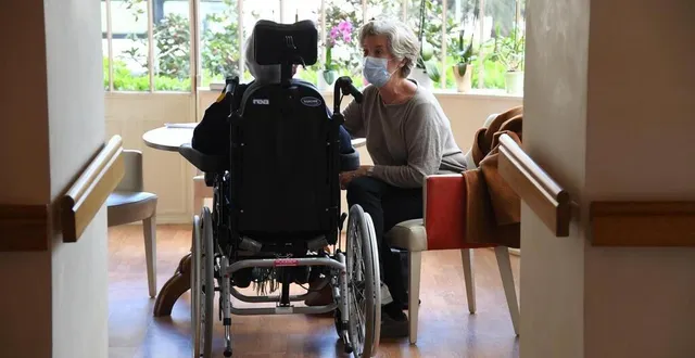 photo  les visites en ehpad sont autorisées par le gouvernement lors de ce troisième confinement.  &copy;  illustration laurent combet – co 