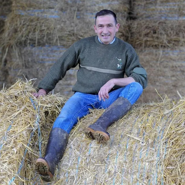 photo patrice, candidat attachant de l’amour est dans le pré est agriculteur à épineu-le-chevreuil.  ©  archives le maine libre - yvon loue