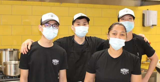 photo  l'équipe du santosha prête à vous servir ses plats de streetfood asiatique.  &copy;  le maine libre 