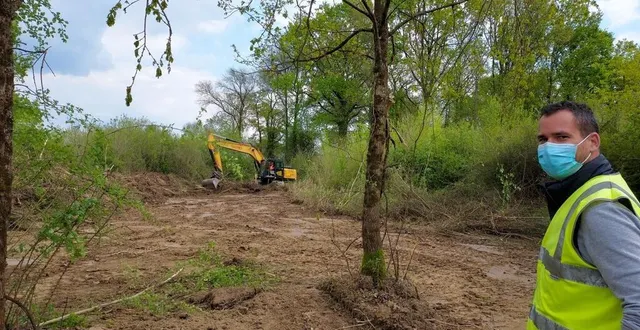 photo  frédéric robert, responsable commercial chez si2p, présente le futur terrain de formation aux engins de chantier qui sera proche du nouveau bâtiment des formations théoriques.  &copy;  ouest-france 