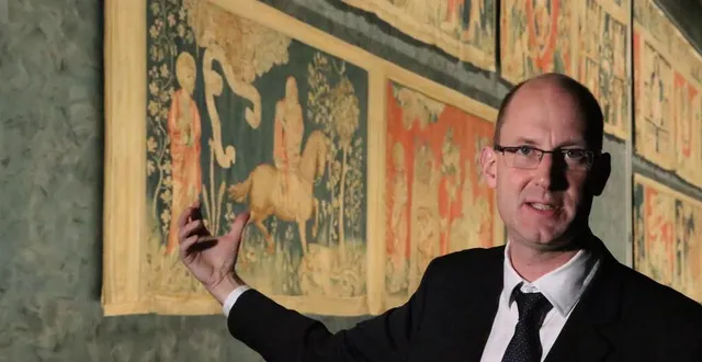 photo  hervé yannou, l’administrateur du château d’angers, devant la tenture de l’apocalypse, qui va prochainement s’enrichir de nouveaux fragments.  &copy;  archives ouest-france. 