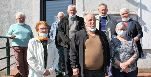 photo  le président jean rizzo accompagné d’annette guion et les membres du bureau local.  &copy;  le maine libre 