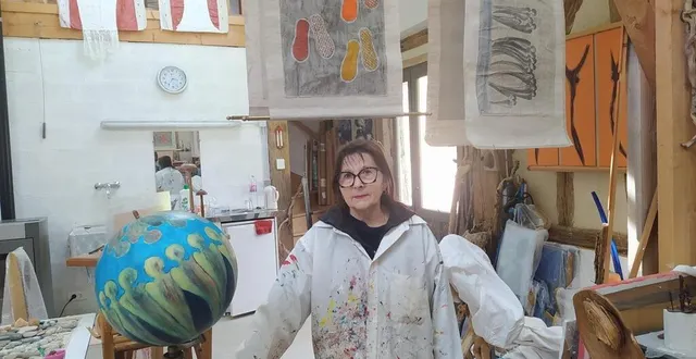 photo  édith clément accueille dans son atelier où toiles et sculptures se répondent…  &copy;  le maine libre 