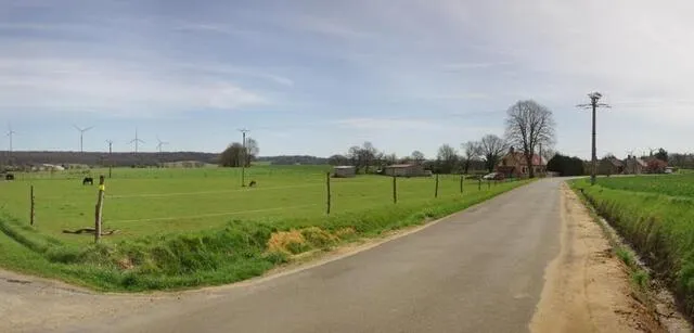 photo  photomontage d’un panorama permettant de voir l’intégralité du parc éolien, depuis coudrecieux.  &copy;  jpee. 