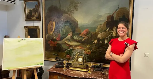 photo  charlotte antoine, 31 ans, est commissaire-priseuse à l’hôtel des ventes d’alençon depuis janvier.  &copy;  ouest france 