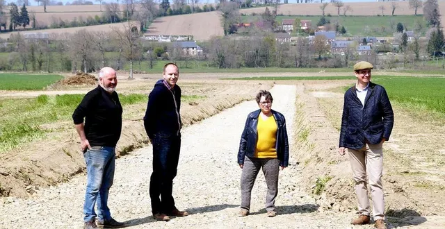 photo  de gauche à droite : didier renault, exploitant agricole ; julien salliot, maire délégué de clairefougère ; odile donnez, conseillère municipale ; et maxime guilmin, maire de montsecret-clairefougère.  &copy;  ouest-france 