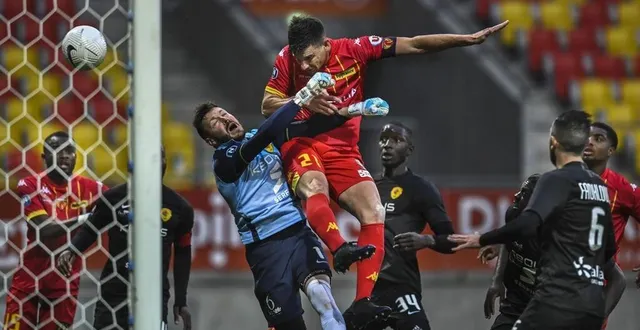 photo  le capitaine jérémy choplin égalisait d’une tête rageuse pour le mans fc, face au sc lyon, juste avant la pause. s’il semble bousculer le gardien adverse, l’arbitre ne sifflait rien.  &copy;  denis lambert 