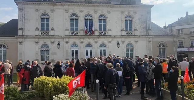 photo  les habitants et personnels de l’hôpital sont mobilisés ce samedi 1er mai pour le maintien des urgences de l’hôpital.  &copy;  le maine libre 