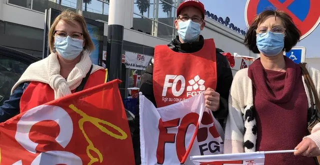 photo  le mans, vendredi 30 avril 2021. les salariés de carrefour, davy, françoise et roseline ont débrayé durant plusieurs heures devant le magasin ce vendredi 30 avril 2021.  &copy;  photo le maine libre 