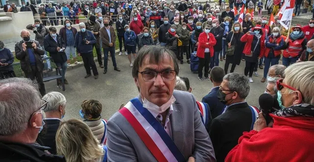 photo  le maire de montval, hervé roncière, a accueilli administrés, personnels soignants, syndicalistes et bon nombre d’élus pour dénoncer la fermeture administrative des urgences.  &copy;  photo le maine libre denis lambert 