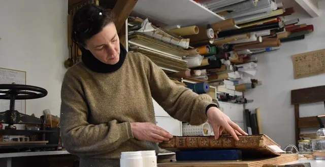 photo  le dos de l’ouvrage « école de cavalerie », du haras du pin, est très endommagé. la restauratrice anne-elisabeth gillot a dû l’ouvrir afin de pouvoir intervenir.  &copy;  ouest-france 