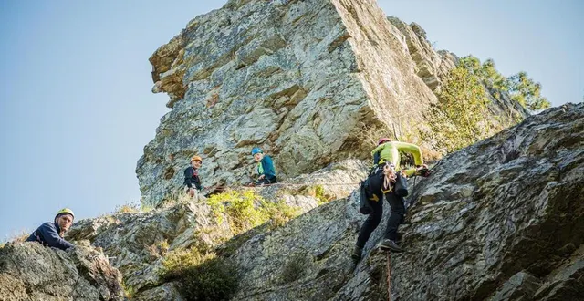photo  mont-saint-jean, vendredi 23 avril 2021. c’est dans la forêt domaniale de sillé, sur la rive droite de rochebrune que kelly gautun, salariée du comité départemental et des bénévoles du club alpin, ont effectué les réparations.  &copy;  le maine libre – clément szczuczynski 