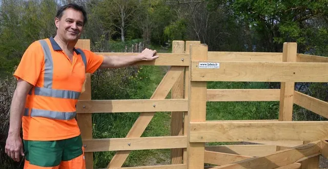 photo  laurent tailpied, le responsable des chemins de randonnée, a fait installer quatre chicanes canadiennes le long du circuit du bois de l’hommeau à parcé-sur-sarthe, pour arrêter le passage des cyclistes.  &copy;  le maine libre 