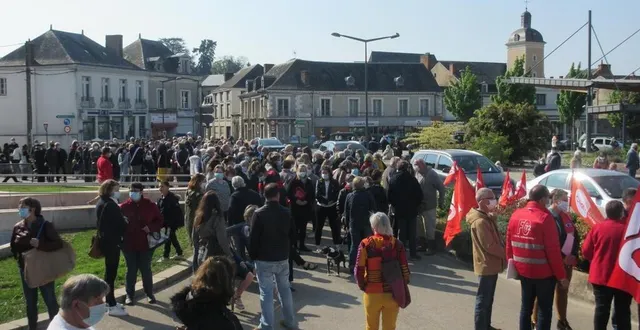 photo  les manifestants réunis samedi devant la mairie de montval-sur-loir.  &copy;  le maine libre 