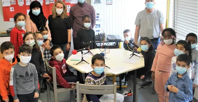 photo  derniers préparatifs pour les élèves, les instituteurs et les intervenants avant la prise de parole, en direct à la radio.  &copy;  ouest-france 