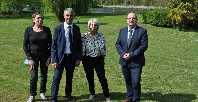 photo  agnès arthus bertrand, remplaçante, daniel chevalier et martine crnkovic, conseillers départementaux et jean-françois zalesny, remplaçant, sur les bords de la sarthe.  &copy;  le maine libre 
