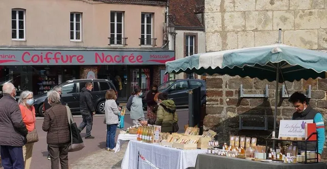photo  les promeneurs ont apprécié le marché de bretoncelles.  &copy;  ouest-france 