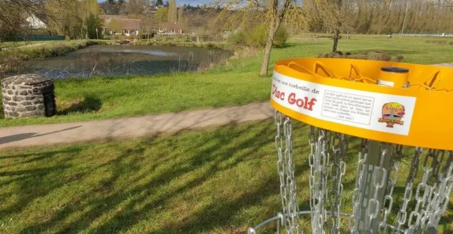 photo  le parcours de disc golf est situé au parc des fontaines, non loin du stade de foot.  &copy;  le maine libre 