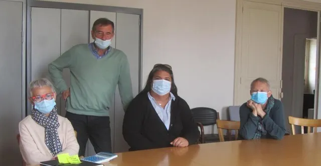 photo  bernadette brossard, marc lesschaeve, alexandra serrare et lyne debert, membres du ccas, mettent tout en oeuvre pour faciliter la vaccination et aider, si nécessaire, dans les déplacements vers les centres de vaccination.  &copy;  ouest-france 