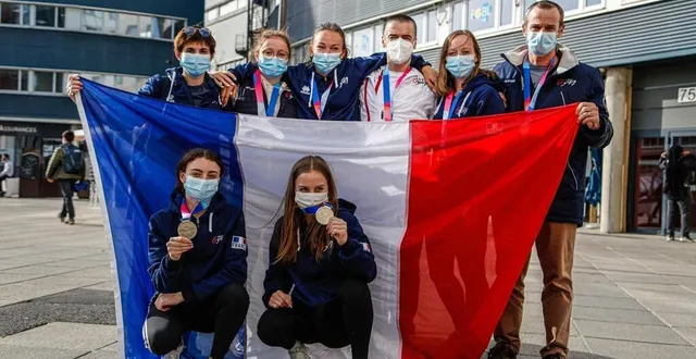photo  les championnes et le staff à leur retour au mans.  &copy;  le maine libre 