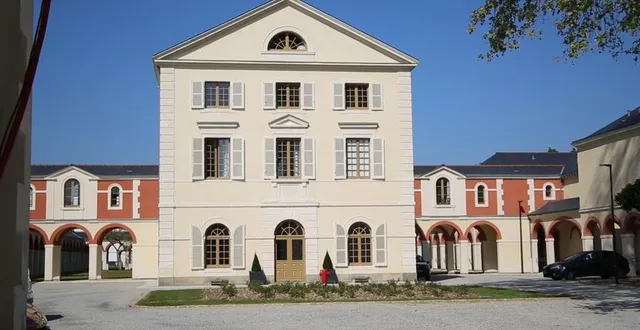 photo  étoc-demazy du bâtiment central, celui de l’administration de l’hôpital. de chaque côté, les services psychiatriques réservés séparément aux hommes et aux femmes.  &copy;  ouest-france 
