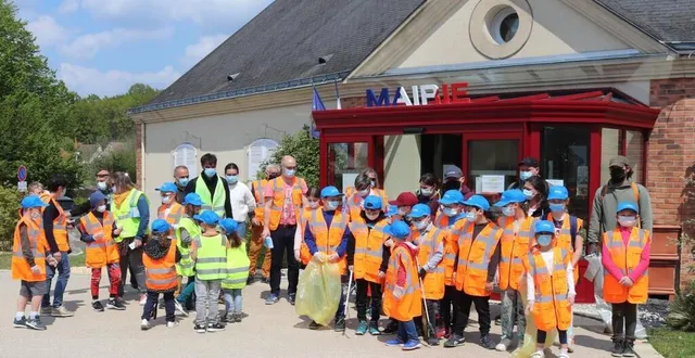 photo  les nettoyeurs de retour sur l’esplanade de la mairie, après leur récolte.  &copy;  ouest-france 