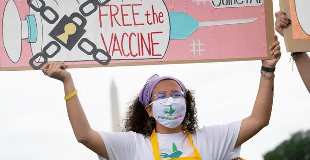 photo  une manifestante brandissant une pancarte « free the vaccine » (« libérez le vaccin »), appelant le gouvernement américain à s’engager pour la levée des brevets sur les vaccins, à washington, dc, le 5 mai 2021.  &copy;  saul loeb / afp 
