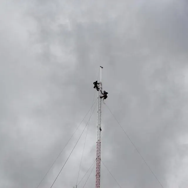 photo les grimpeurs ont œuvré pendant deux jours. la météo les a empêchés de travailler mardi.  ©  le maine libre