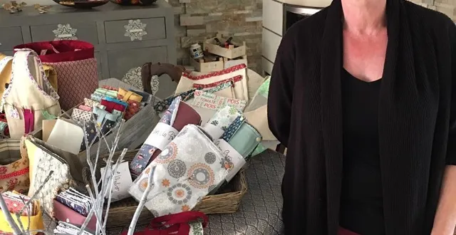 photo  christelle devant ses créations en tissu bio et bois.  &copy;  le maine libre 