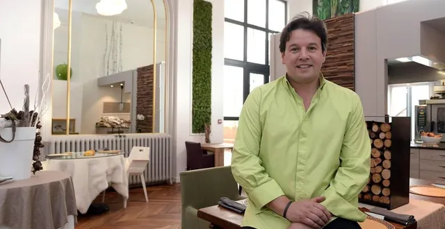 photo  le chef angevin pascal favre d’anne va raccrocher sa célèbre veste verte. ?  &copy;  archives co – josselin clair 