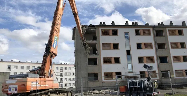 photo  la déconstruction de l’immeuble des fauvettes a commencé au quartier saint-michel de flers, dans l’orne ce mardi 4 mai 2021.  &copy;  ouest-france 