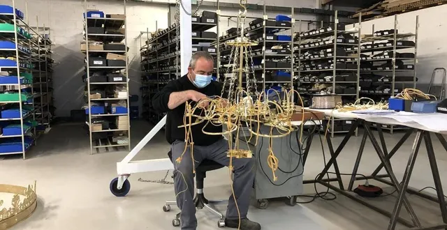 photo  à l’intérieur de l’entreprise baguès-bronzes de france de tinchebray-bocage (orne) – confection d’un lustre en bronze.  &copy;  ouest-france 