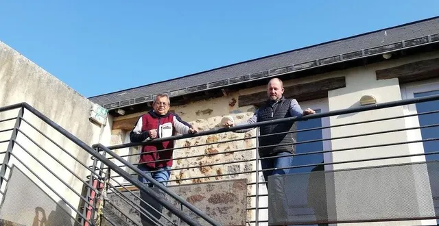 photo  jean lemoro (à gauche) et emmanuel duhamel, premier adjoint au maire de brûlon.  &copy;  ouest-france 