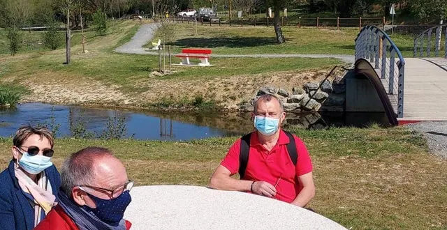 photo  une liaison douce piétons/vélos va être réalisée entre le bourg et la mécrenière. l’élu jean-jacques dulong, qui pilote le dossier d’aménagement de l’espace aubance, s’est invité ici à la table d’un couple d’habitants de la commune.  &copy;  ouest-france 