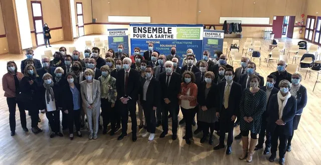 photo  les 21 binômes de la liste ensemble pour la sarthe réunis à montfort-le-gesnois  &copy;  le maine libre 