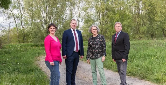 photo  dylan bénauc et lea duval, entourés de sandrine guiard et jean louis clément.  &copy;  le maine libre 