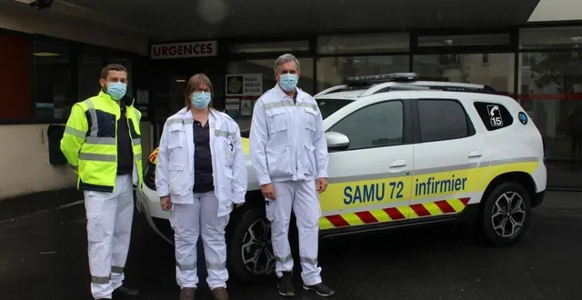 photo  présentation de trois professionnels de l’epmu avec le véhicule médicalisé  &copy;  le maine libre 