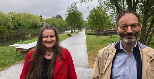 photo  l’ancienne socialiste nelly heuzé part en campagne pour les départementales avec samuel guy (eelv), dans le canton le mans 1.  &copy;  ouest-france 
