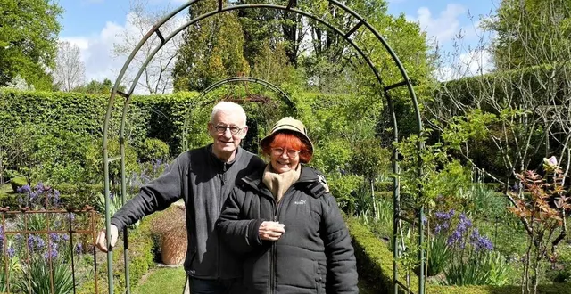 photo  michèle et philippe manson dans l’espace romantique, le jardin de noémie, en hommage à la grand-mère de michèle.  &copy;  ouest-france 